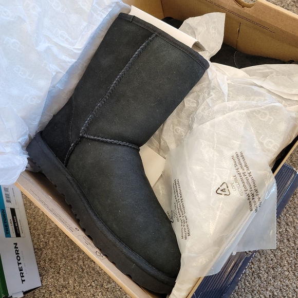 🎁UGG Ladies’ Classic Short II Boot - Picture 3 of 16